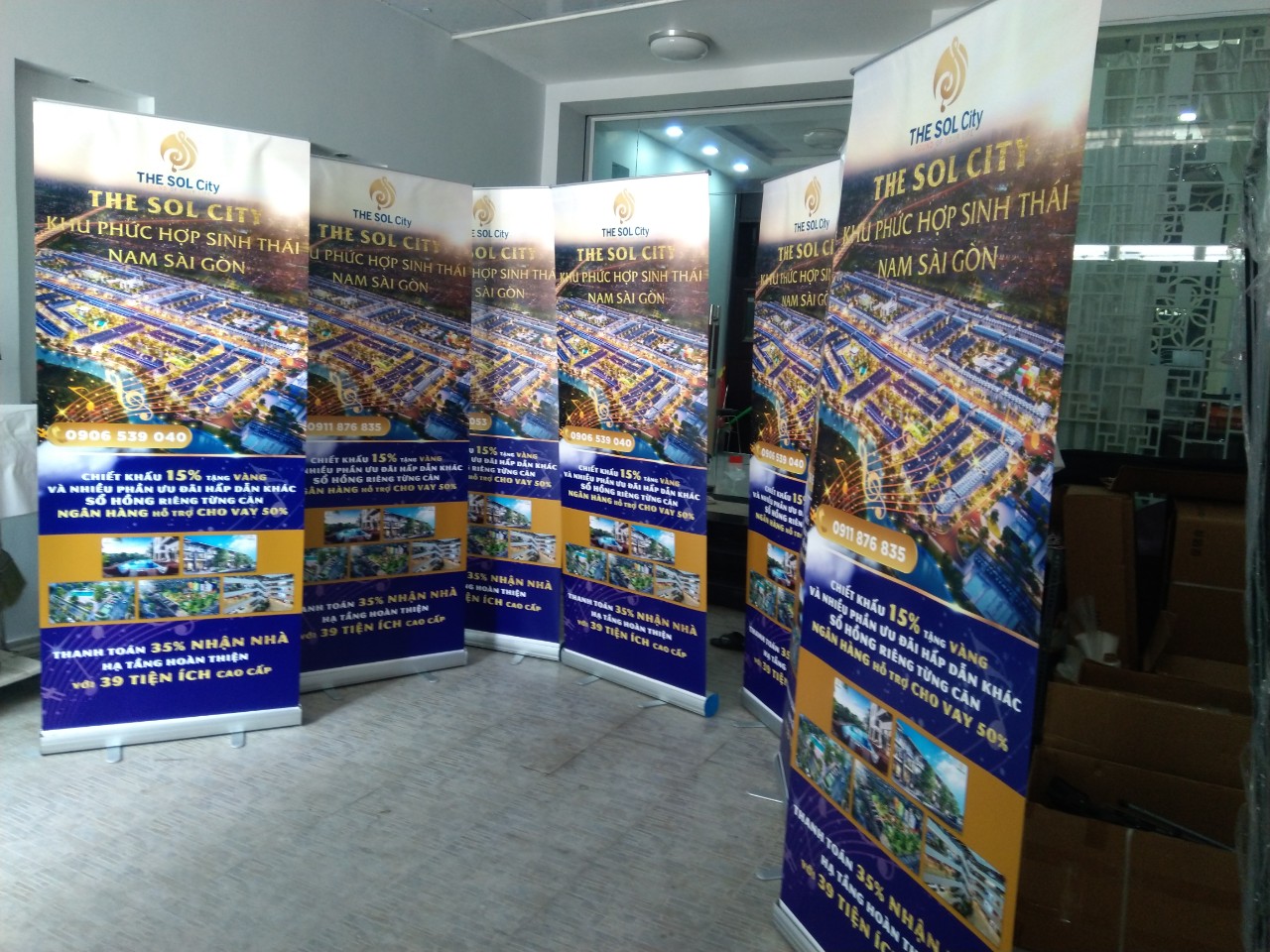 Standee cuốn nhôm tốt