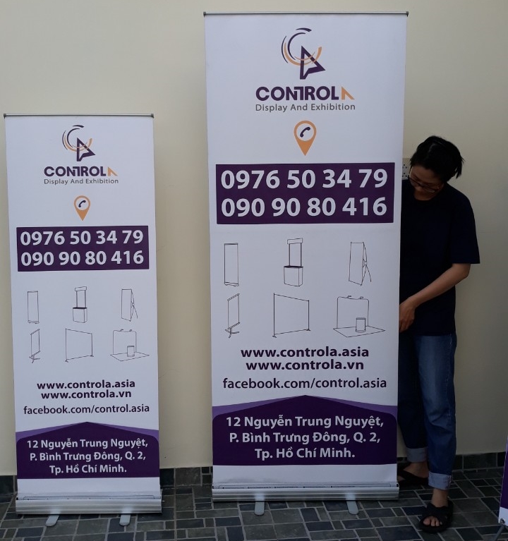 kich thuoc standee cuon nhom