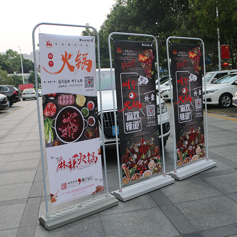 Standee đế nước dạng cửa