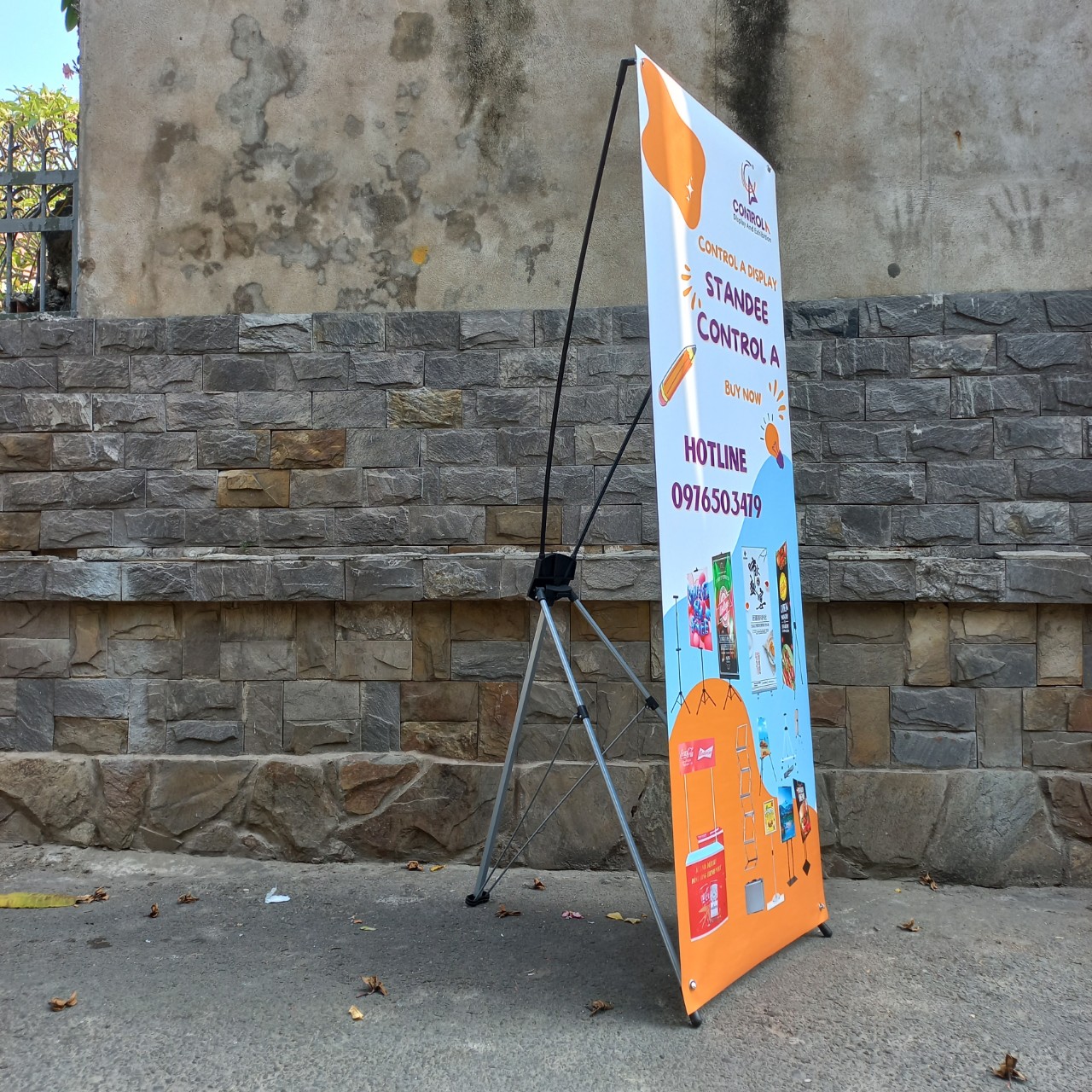 Standee chữ x cường lực