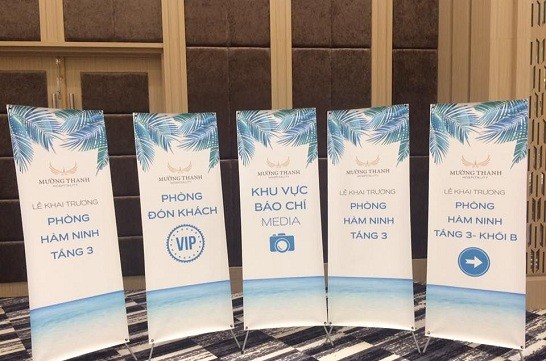 Standee sự kiện chữ x