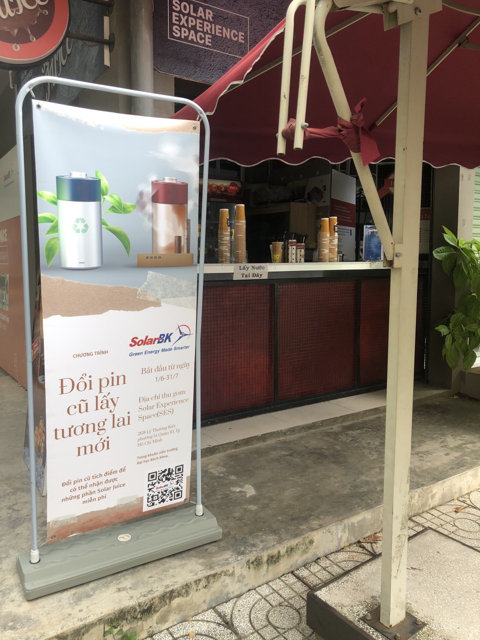Standee đế nước kiểu cửa