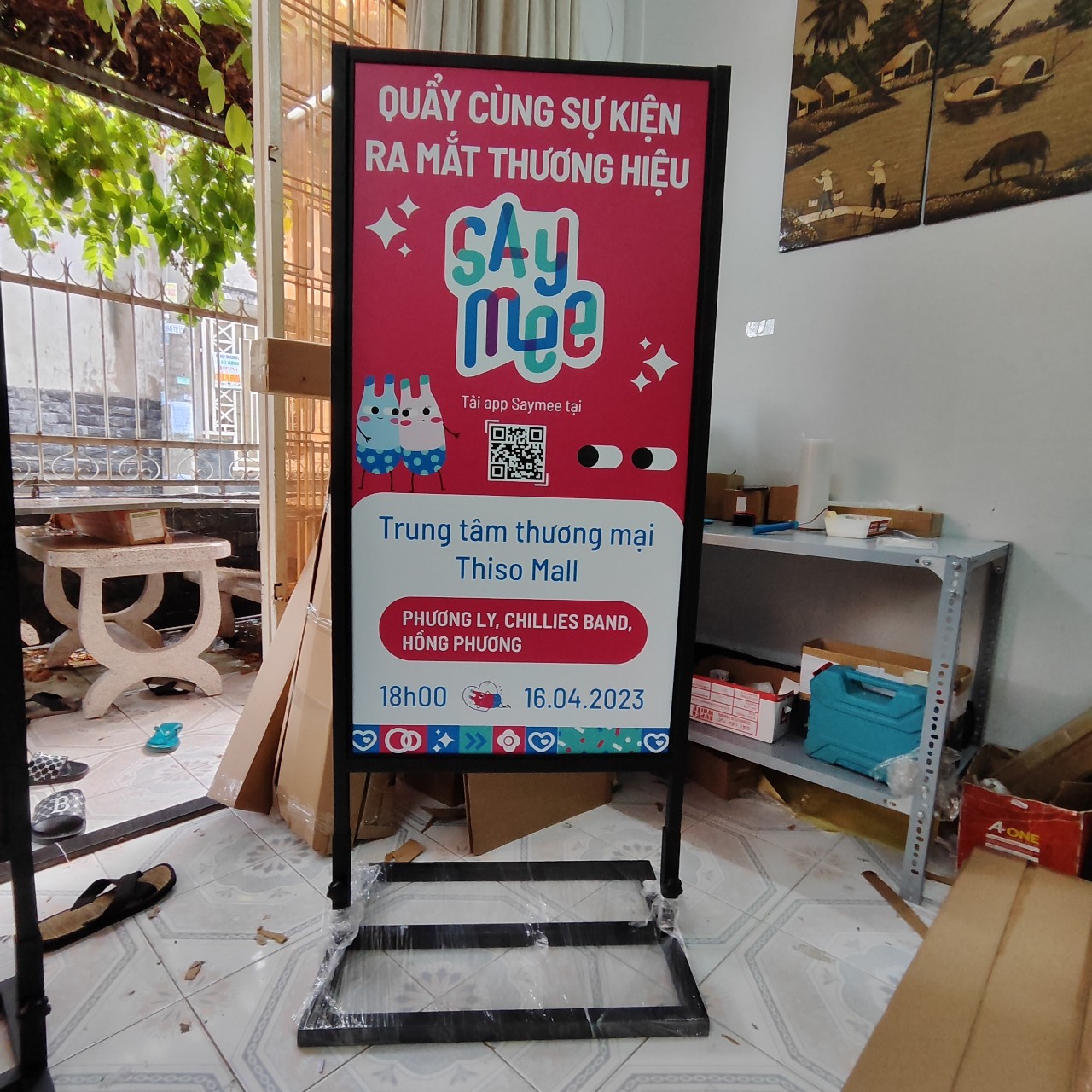 Standee khung chân sắt Standee khung chân sắt