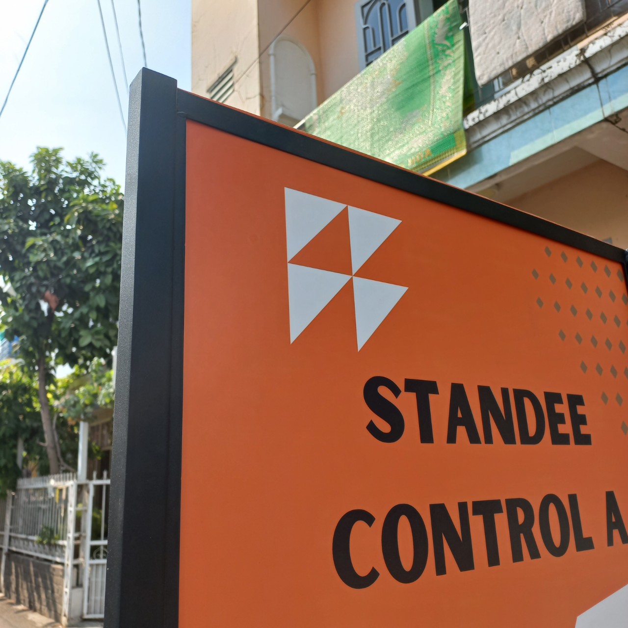 Standee khung chân sắt Standee khung chân sắt