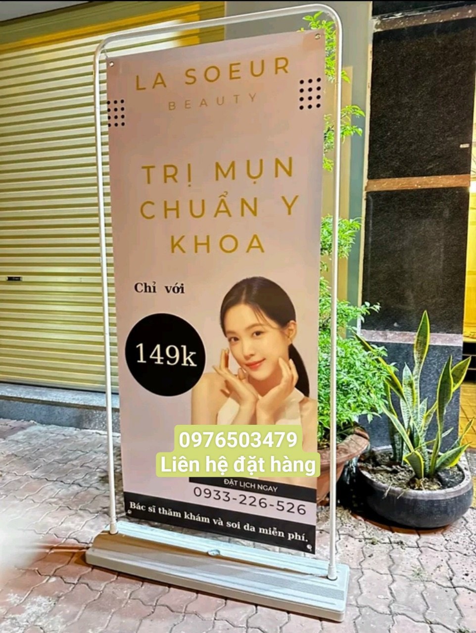 Standee đế nước kiểu cửa