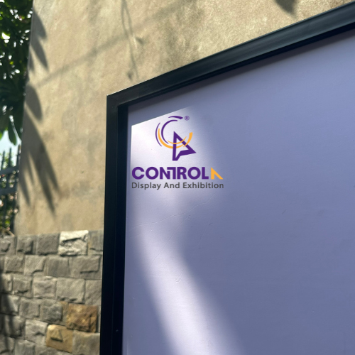 Banner chân sắt có bánh xe