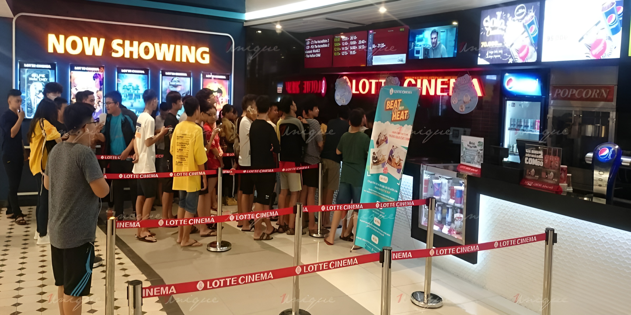 Standee chân sắt là gì