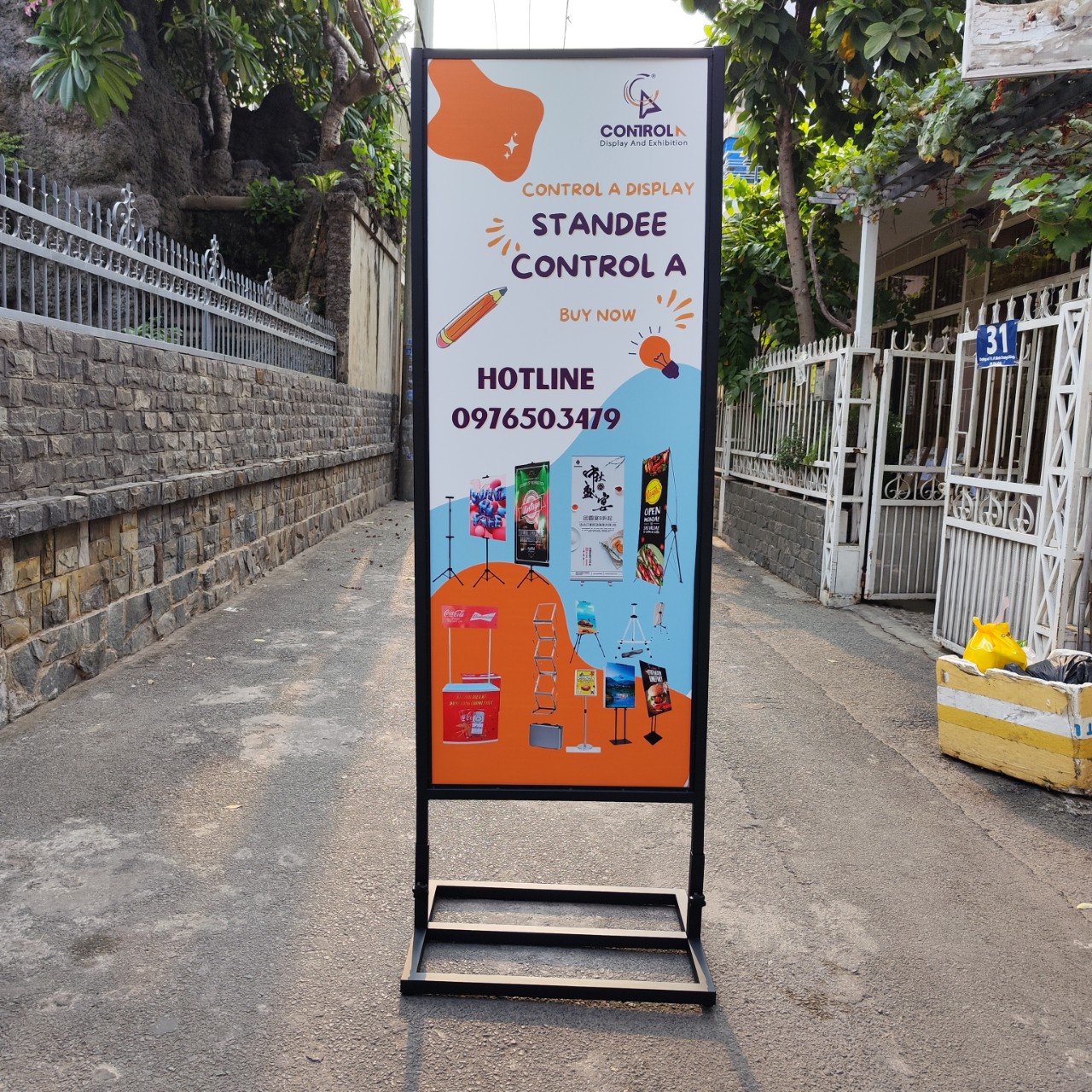 Standee chân sắt ngoài trời