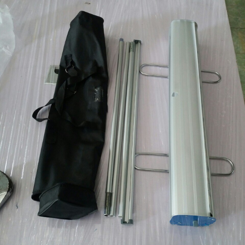 Standee cuốn nhôm chân inox