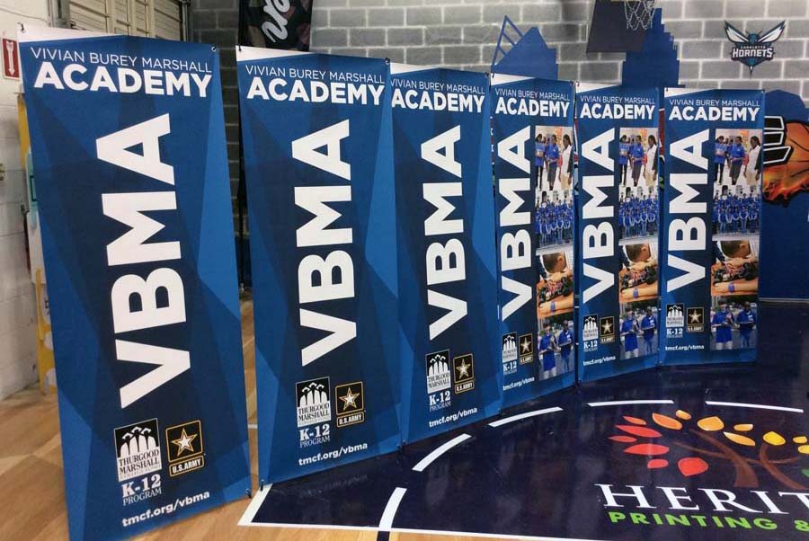 Standee chữ x số lượng lớn