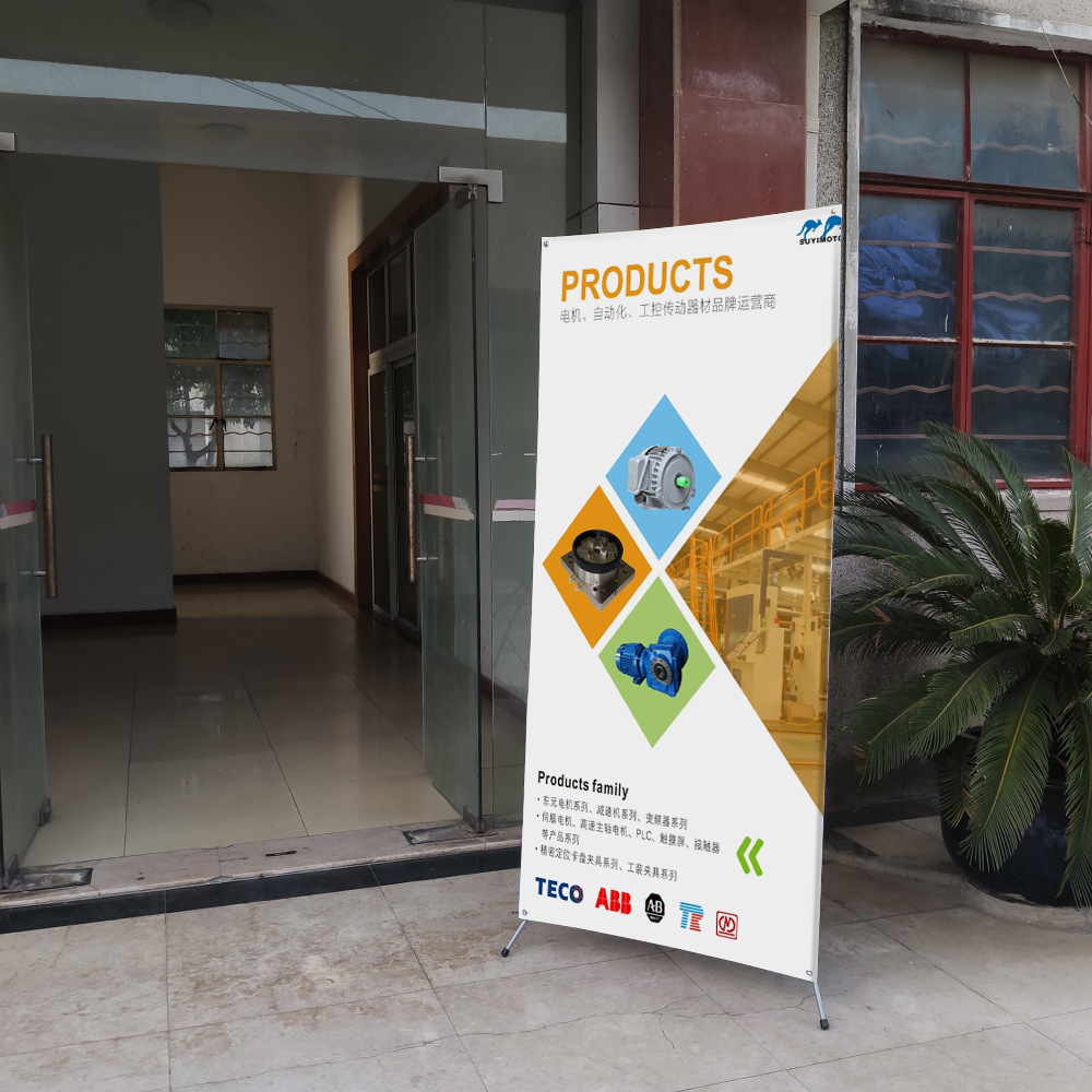 Standee chữ x cường lực