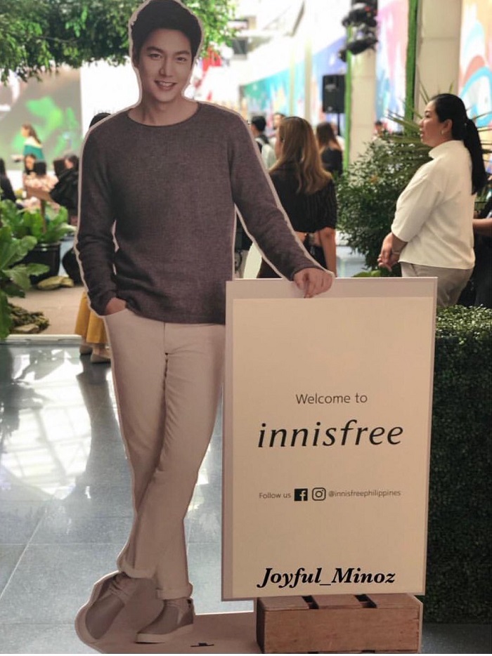 Standee mô hình người