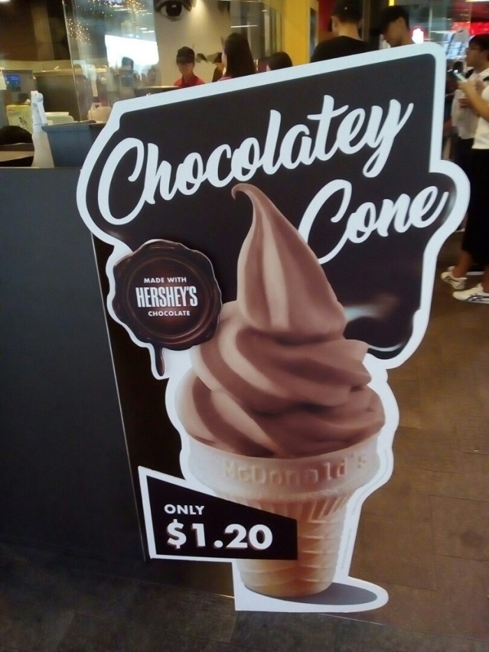 Standee mô hình sản phẩm