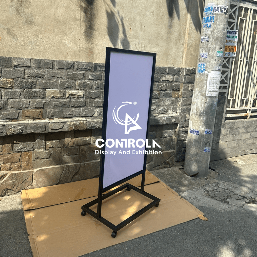 Standee đế sắt có bánh xe